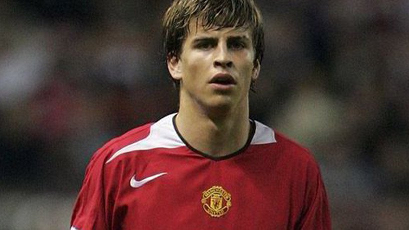 Young Piqué playing in a Manchester United uniform.